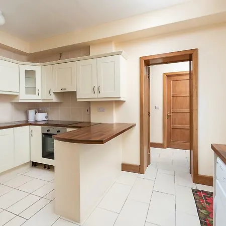 Modern 5br Country Manor Holiday home
