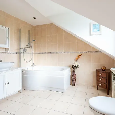 Modern 5br Country Manor Holiday home